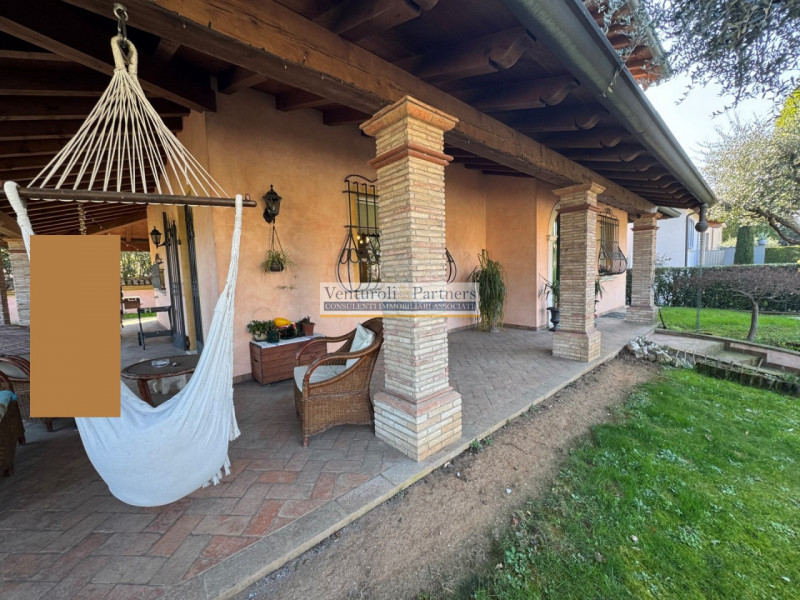 Immagine 3 di Villa in vendita  in Via Tommaso Dal Molin a Desenzano Del Garda