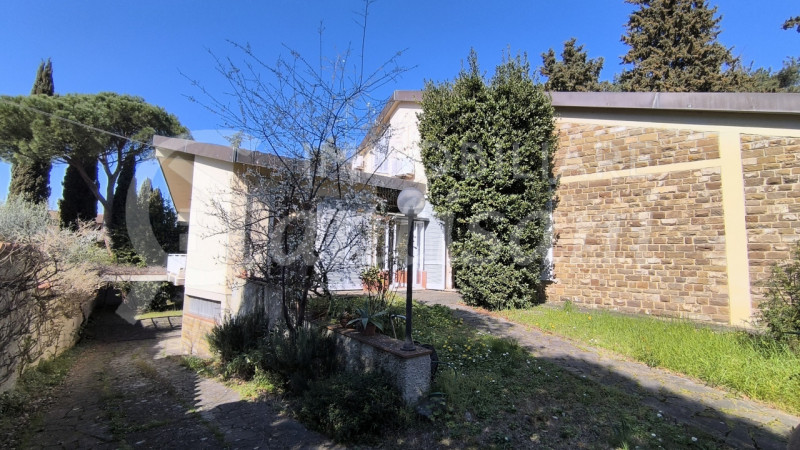 Immagine 1 di Villa in vendita  in Via dei Cappuccini a Firenze