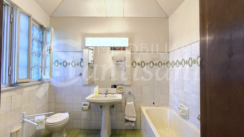 Immagine 25 di Villa in vendita  in Via dei Cappuccini a Firenze