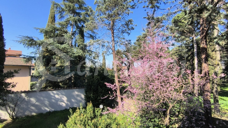 Immagine 28 di Villa in vendita  in Via dei Cappuccini a Firenze