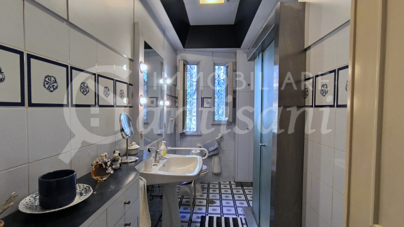 Immagine 29 di Villa in vendita  in Via dei Cappuccini a Firenze