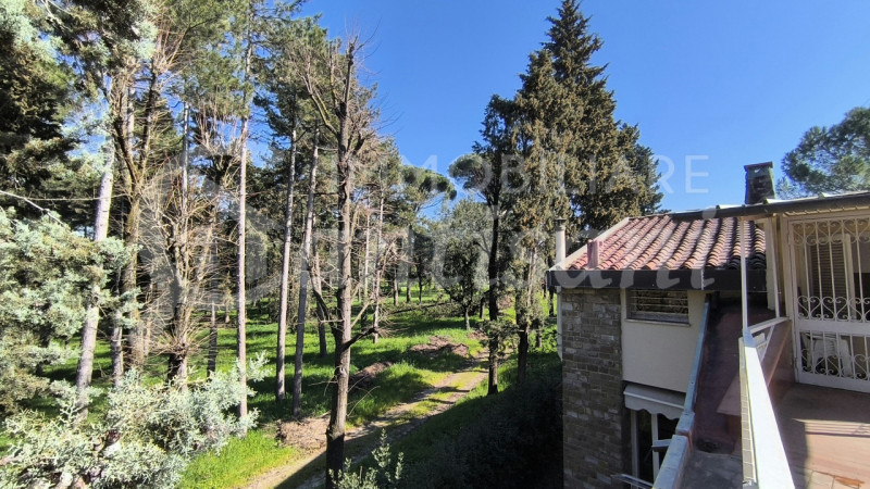 Immagine 32 di Villa in vendita  in Via dei Cappuccini a Firenze