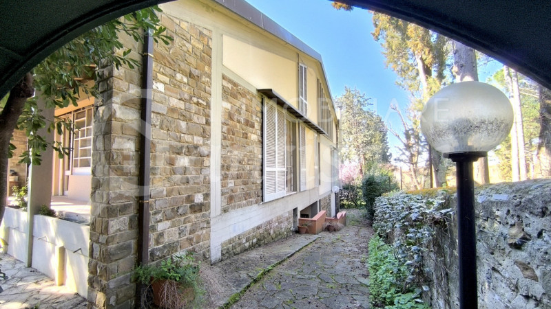 Immagine 38 di Villa in vendita  in Via dei Cappuccini a Firenze