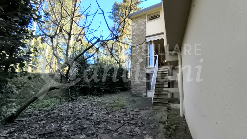 Immagine 39 di Villa in vendita  in Via dei Cappuccini a Firenze