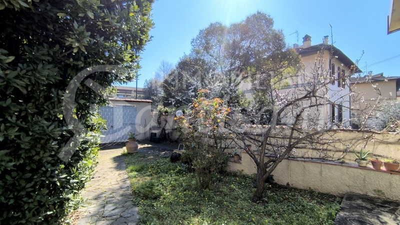 Immagine 43 di Villa in vendita  in Via dei Cappuccini a Firenze