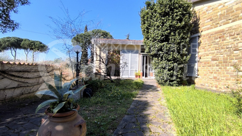 Immagine 44 di Villa in vendita  in Via dei Cappuccini a Firenze