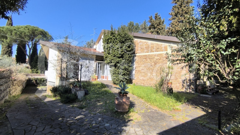Immagine 46 di Villa in vendita  in Via dei Cappuccini a Firenze