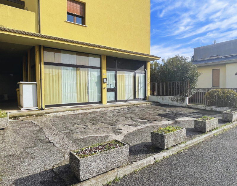 Immagine 1 di Laboratorio in vendita  in Via Leonardo da Vinci a Altavilla Vicentina