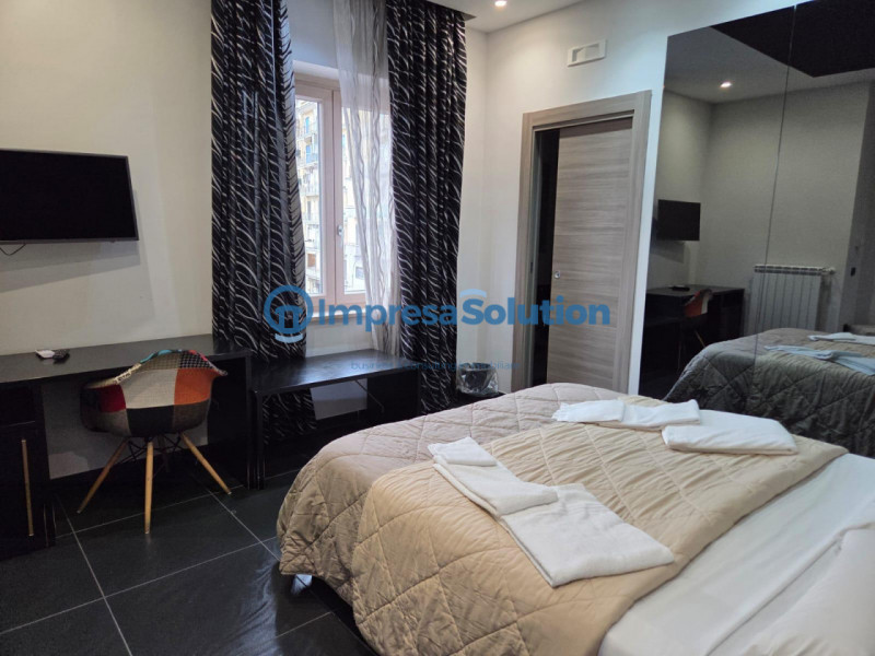 Immagine 21 di Bed & Breakfast in vendita  in Piazza Mercato a Napoli