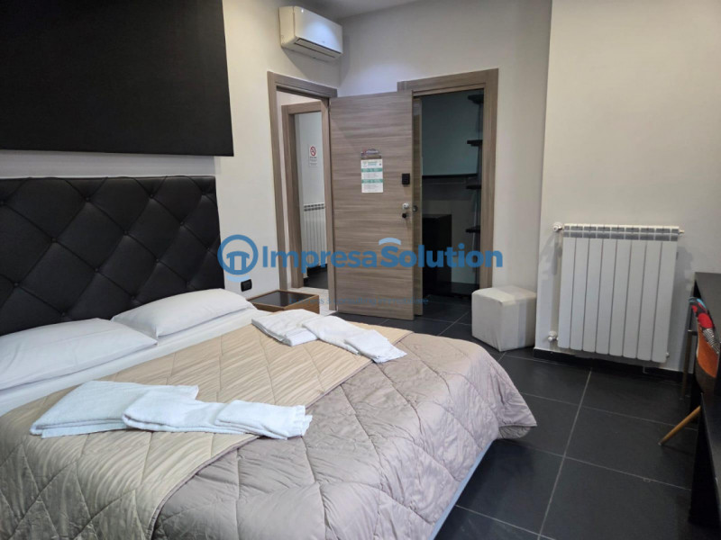 Immagine 23 di Bed & Breakfast in vendita  in Piazza Mercato a Napoli