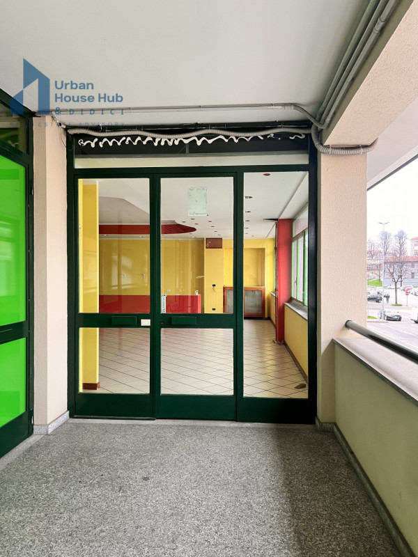 Immagine 4 di Negozio in affitto  in Viale Colli 23 a Rivoli