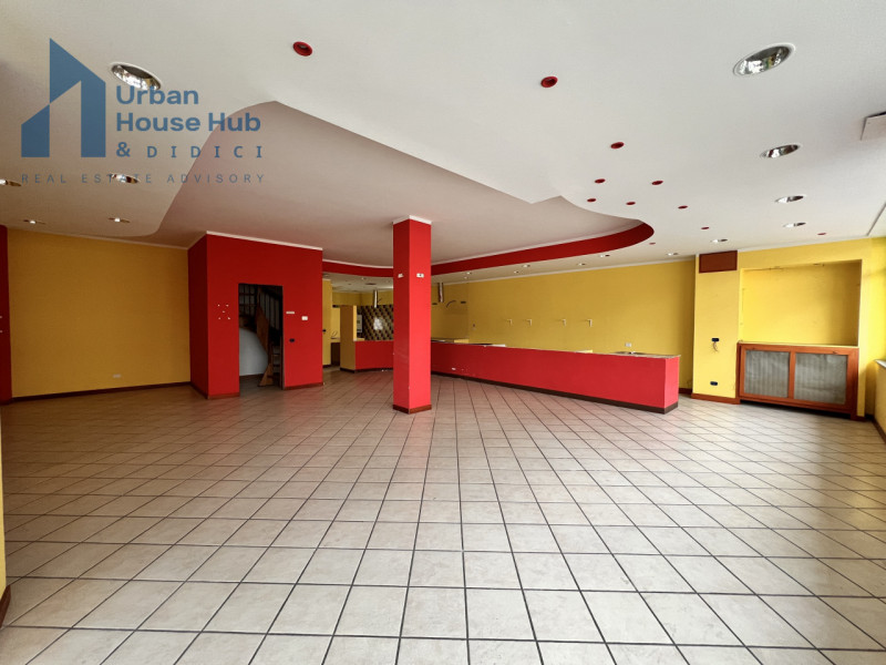 Immagine 5 di Negozio in affitto  in Viale Colli 23 a Rivoli