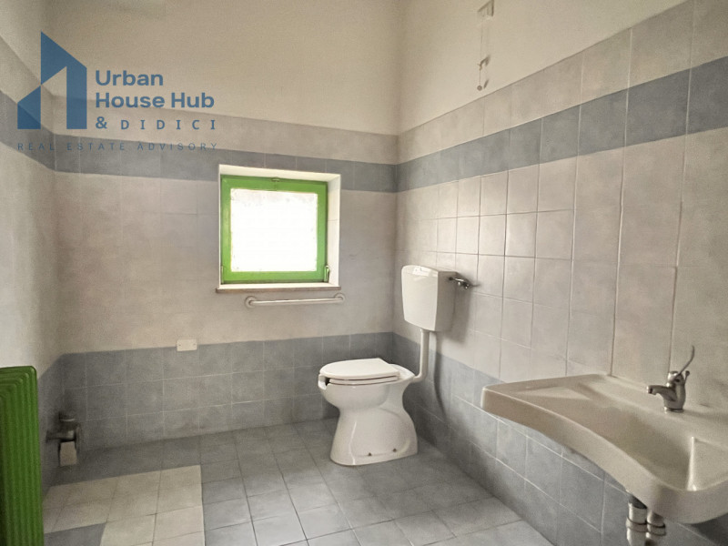 Immagine 17 di Negozio in affitto  in Viale Colli 23 a Rivoli