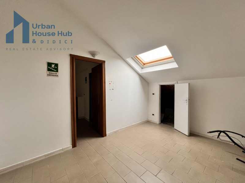 Immagine 19 di Negozio in affitto  in Viale Colli 23 a Rivoli