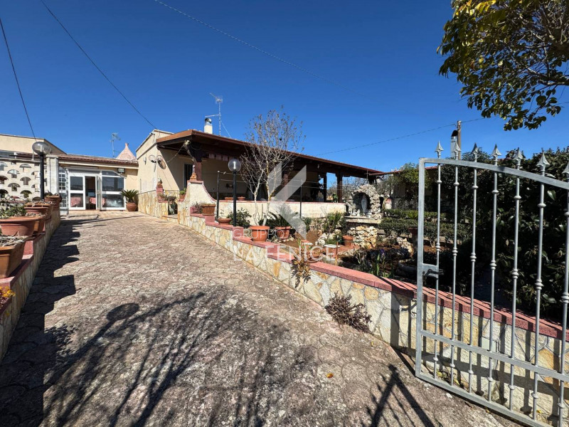 Immagine 4 di Rustico / casale in vendita  in SP62 a Martina Franca