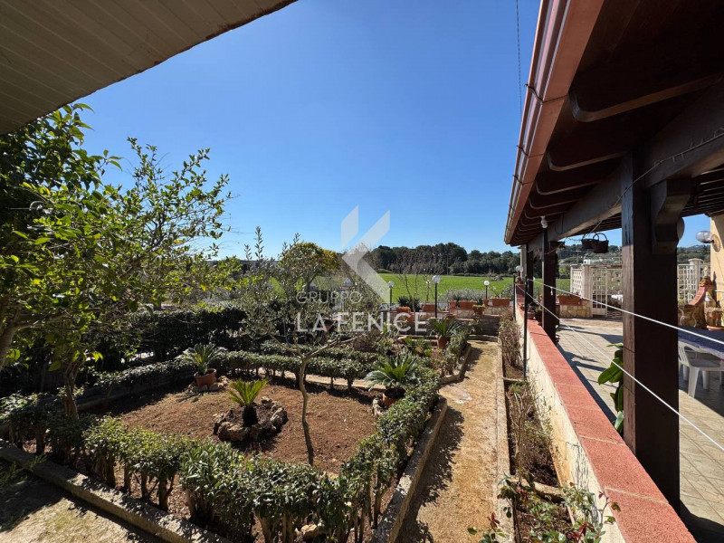 Immagine 28 di Rustico / casale in vendita  in SP62 a Martina Franca