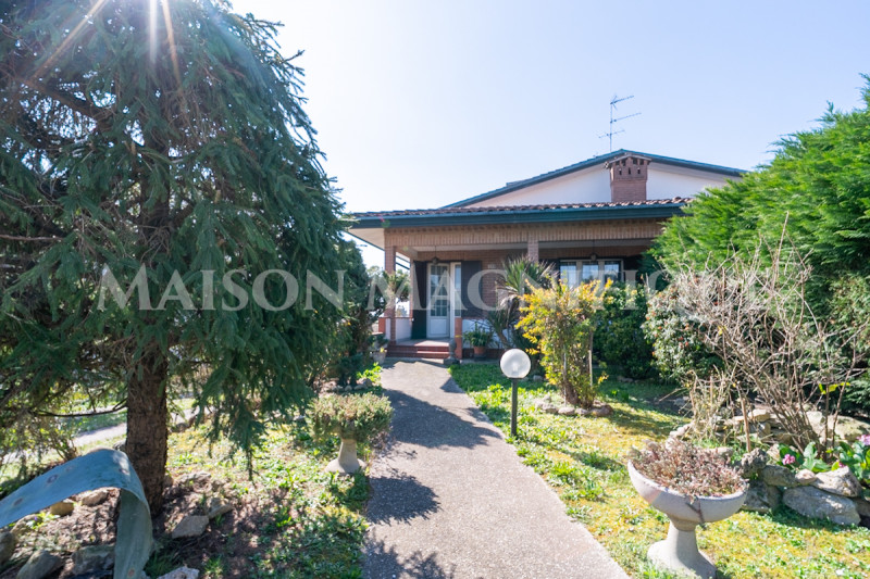 Immagine 1 di Villa in vendita  in Via Argine Volano a Ferrara