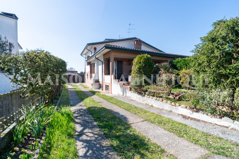 Immagine 37 di Villa in vendita  in Via Argine Volano a Ferrara