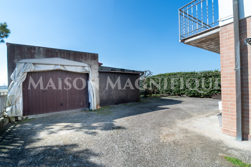 Immagine 38 di Villa in vendita  in Via Argine Volano a Ferrara