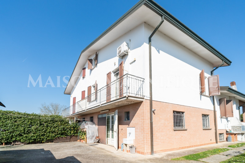 Immagine 39 di Villa in vendita  in Via Argine Volano a Ferrara