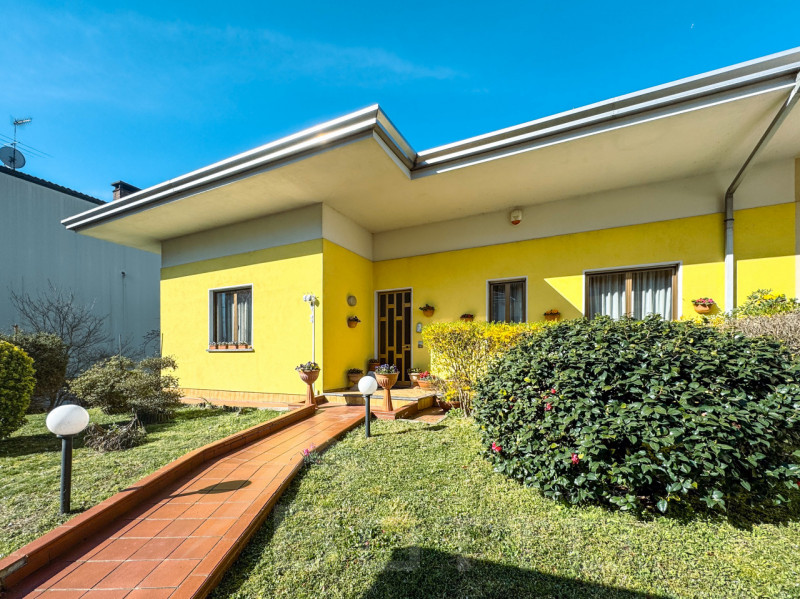 Immagine 1 di Casa bifamiliare in vendita  in via bescapè 26 a Borgomanero