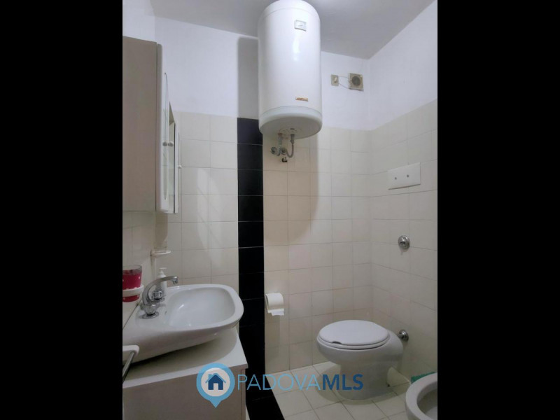 Immagine 15 di Appartamento in vendita  in via delle nazioni unite, 22 a Chioggia