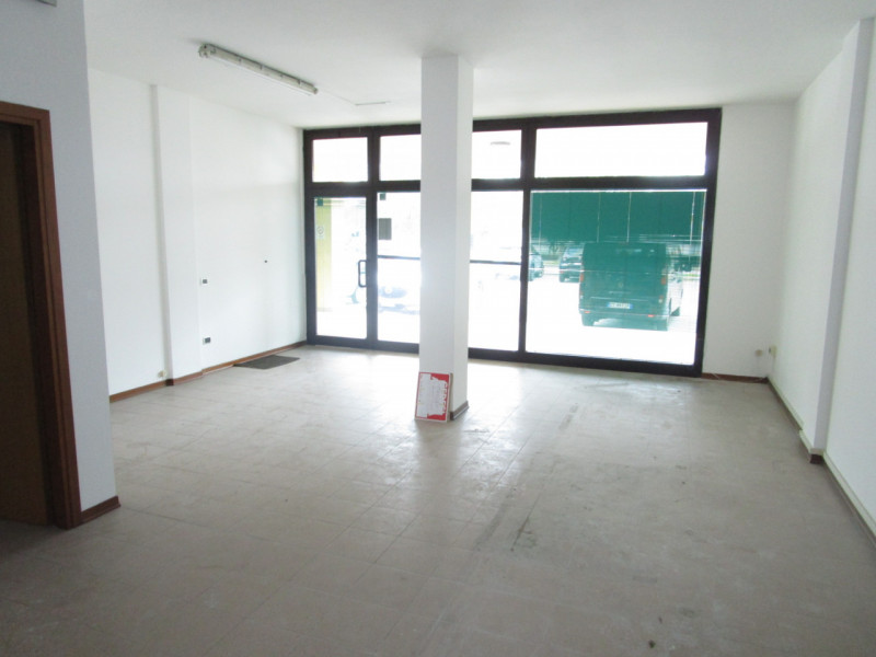 Immagine 2 di Negozio in affitto  a Vigonza