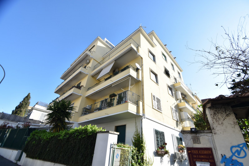 Immagine 2 di Appartamento in vendita  in Via Cino da Pistoia a Roma