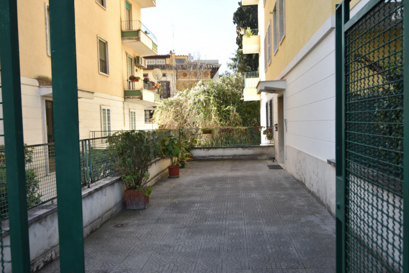 Immagine 4 di Appartamento in vendita  in Via Cino da Pistoia a Roma