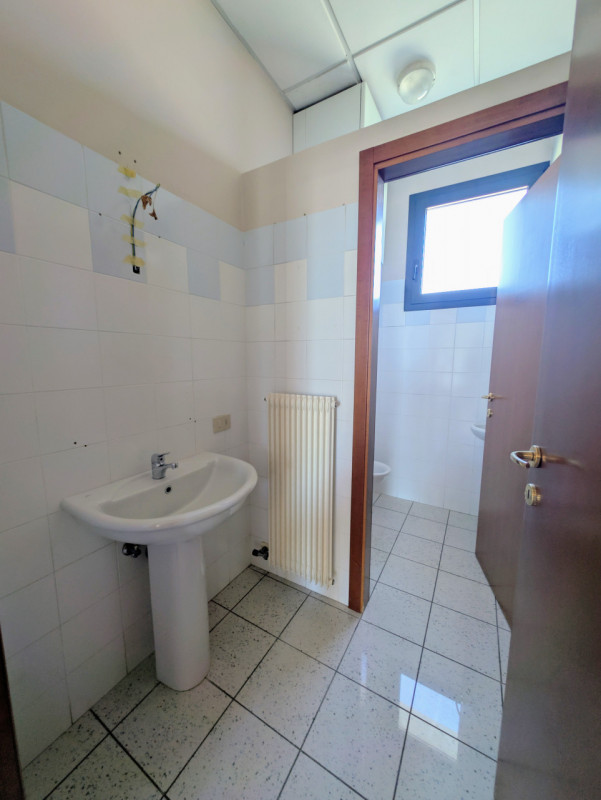 Immagine 11 di Ufficio in affitto  in thiene via gombe 18 a Thiene