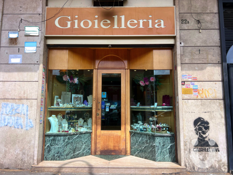 Immagine 1 di Negozio in vendita  in Piazza Epiro a Roma