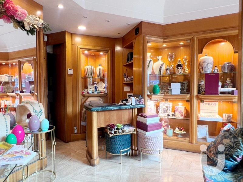 Immagine 3 di Negozio in vendita  in Piazza Epiro a Roma