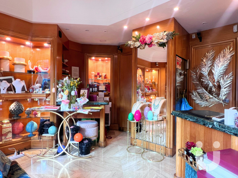 Immagine 4 di Negozio in vendita  in Piazza Epiro a Roma