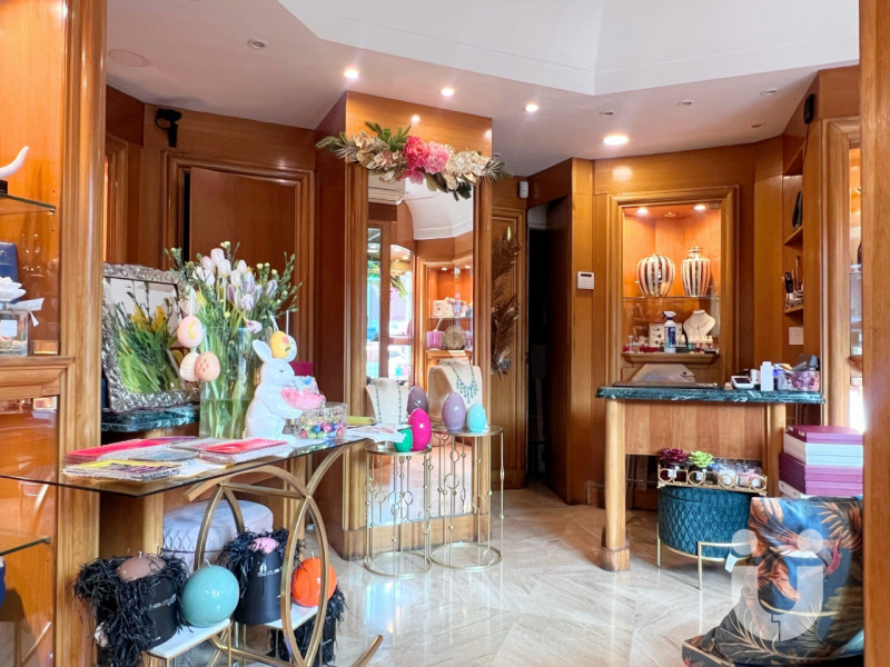 Immagine 7 di Negozio in vendita  in Piazza Epiro a Roma