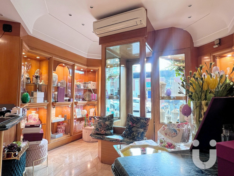 Immagine 8 di Negozio in vendita  in Piazza Epiro a Roma