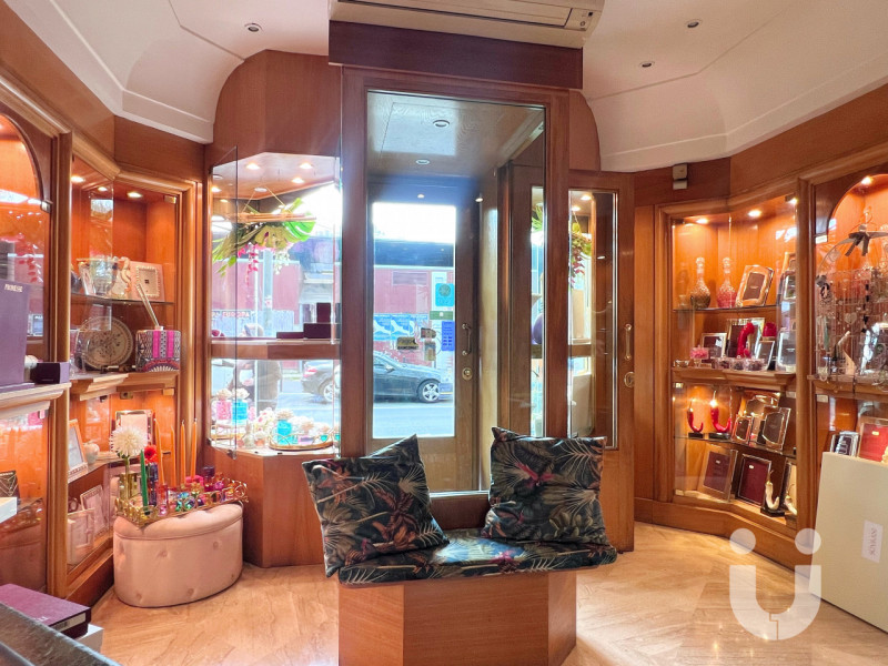 Immagine 9 di Negozio in vendita  in Piazza Epiro a Roma