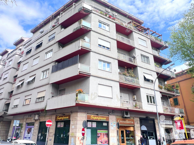 Immagine 13 di Negozio in vendita  in Piazza Epiro a Roma