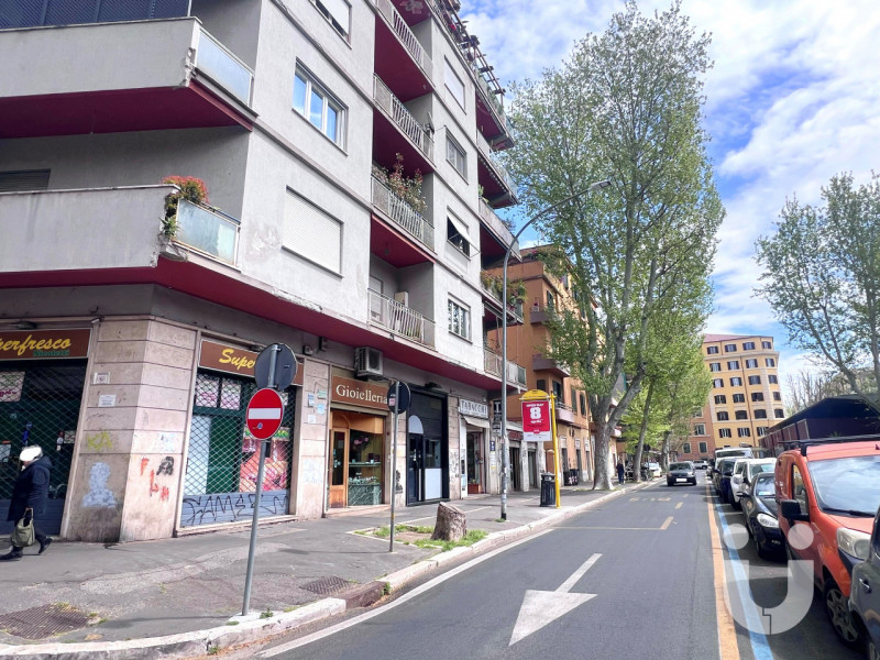 Immagine 14 di Negozio in vendita  in Piazza Epiro a Roma