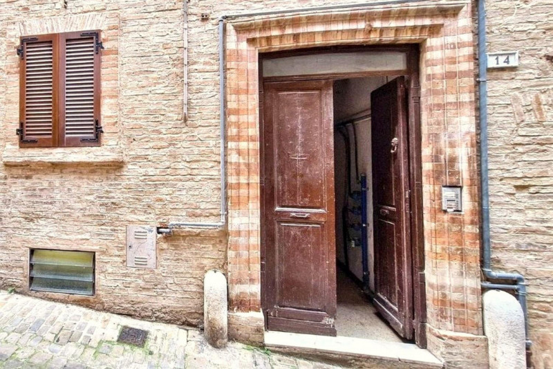 Immagine 1 di Cantina in vendita  in Via Cesare Costa, N. 14 a Macerata