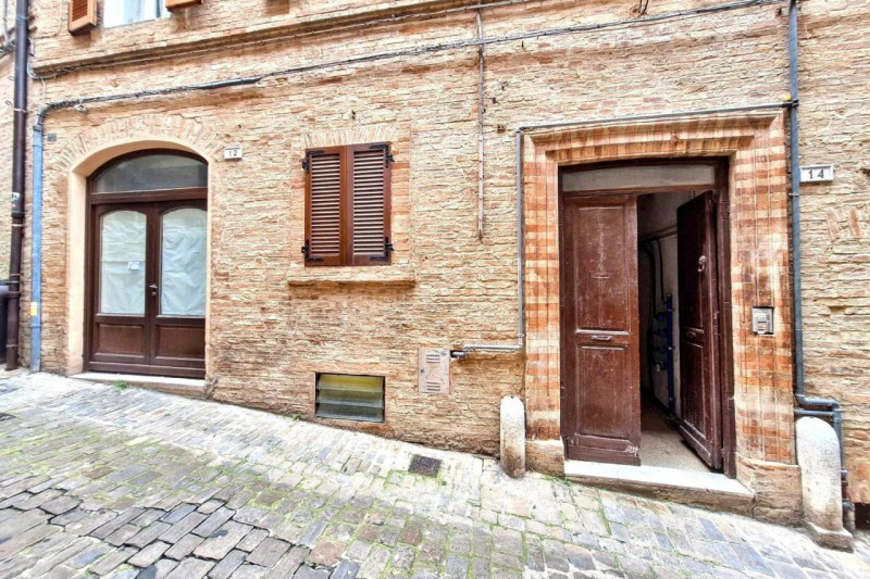 Immagine 3 di Cantina in vendita  in Via Cesare Costa, N. 14 a Macerata