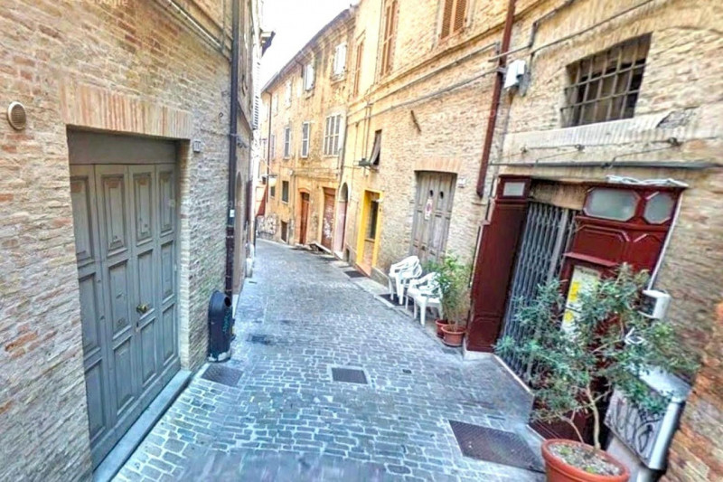 Immagine 5 di Cantina in vendita  in Via Cesare Costa, N. 14 a Macerata