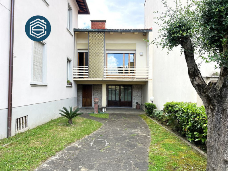 Immagine 4 di Casa indipendente in vendita  in Via Bruno Buozzi 127 a Campi Bisenzio