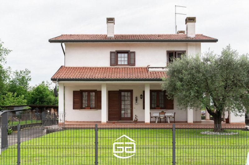 Immagine 2 di Casa bifamiliare in vendita  in Via Crosara, 2/E a Bolzano Vicentino