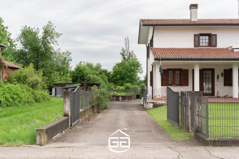 Immagine 3 di Casa bifamiliare in vendita  in Via Crosara, 2/E a Bolzano Vicentino