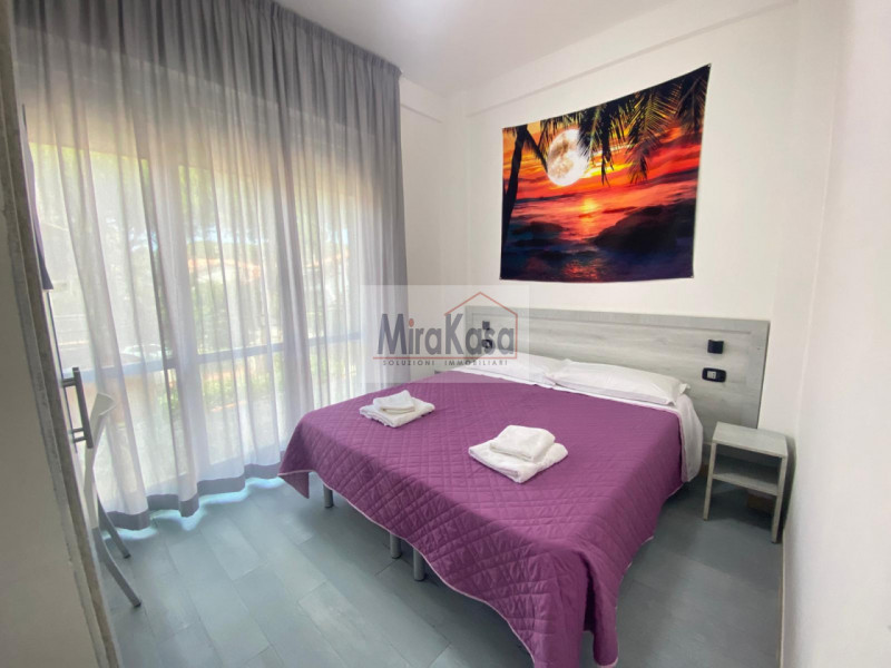 Immagine 2 di Hotel in vendita  a Cervia