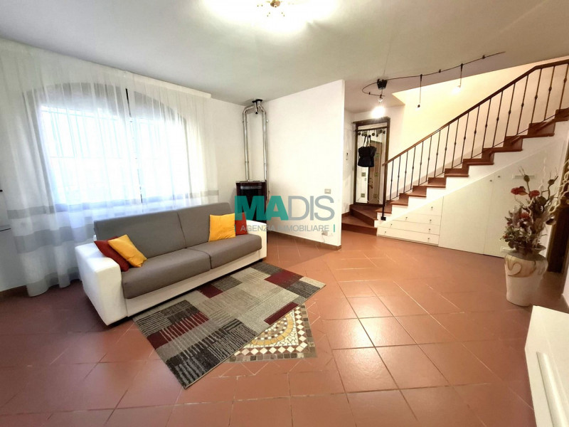 Immagine 2 di Casa indipendente in vendita  in Via Lorenzo da Prato a Prato