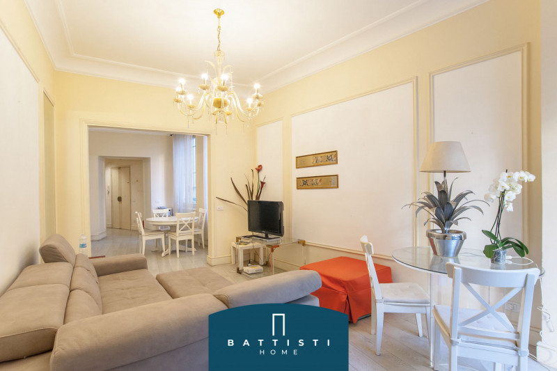 Immagine 3 di Appartamento in vendita  in Passeggiata di Ripetta a Roma