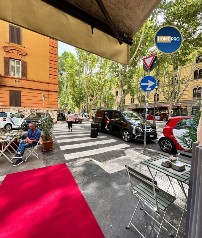 Immagine 2 di Negozio in vendita  in Viale Delle Milizie 88 a Roma