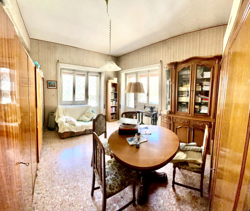 Immagine 3 di Appartamento in vendita  in via giacomo bresadola 54 a Roma