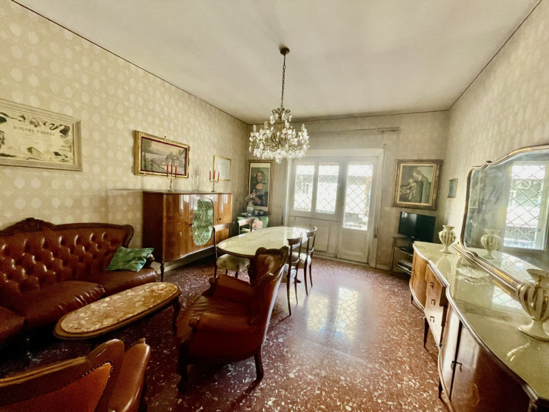 Immagine 5 di Appartamento in vendita  in via giacomo bresadola 54 a Roma